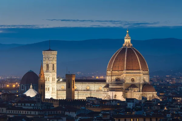 Vista da Catedral de Florença à noite de Piazzale Michelangelo — Fotografia de Stock