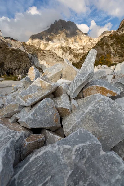 Canteras de mármol blanco de Carrara. Alpes Apuanos en Italia Imágenes de stock libres de derechos