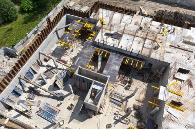 İlk aşamada bir apartman İnşaat