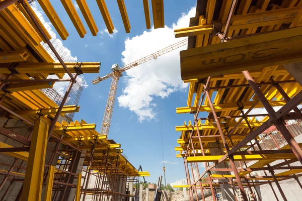 Gökyüzü arka planında vinçleri olan inşaat alanı