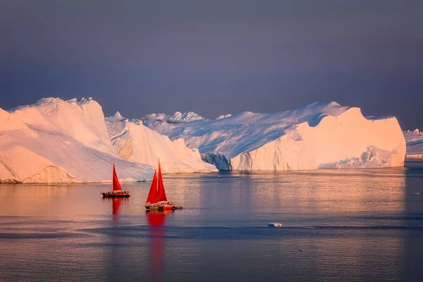 Geleira Ilulissat geleiras no oceano com res barco à vela — Fotografia de Stock