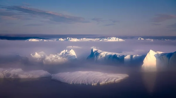 Grönländska Ilulissat-glaciärer vid havet — Stockfoto