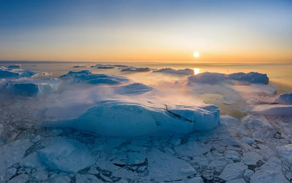 Grönland Ilulissat gleccserek az óceánon a res vitorlás hajóval — Stock Fotó