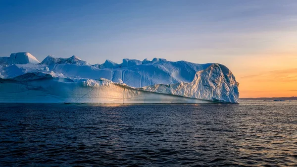 Groenland Ilulissat gletsjers aan zee — Stockfoto