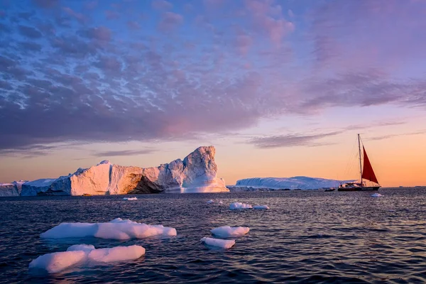 Groenland glaciers Ilulissat à l'océan avec voilier res — Photo