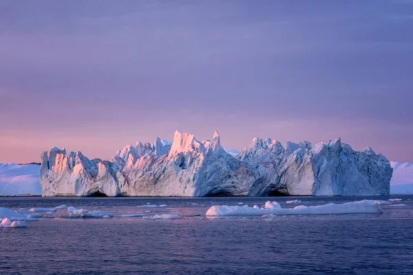 Grönländska Ilulissat-glaciärer vid havet — Stockfoto