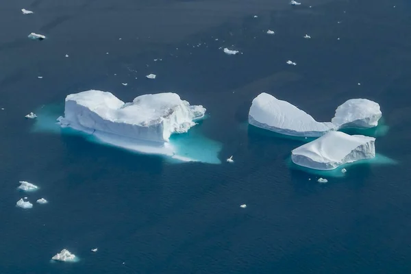 Grönländska Ilulissat-glaciärer vid havet — Stockfoto