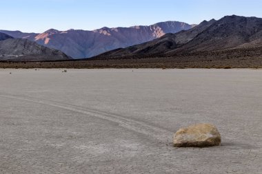 Racetrack Playa Ölüm Vadisi, Gezgin Taşlar