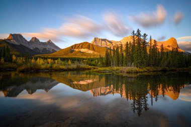 Güneşin doğuşunda Üç Kardeş Alberta