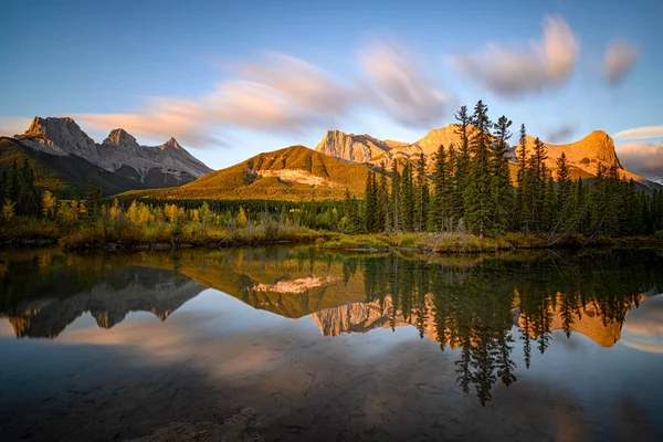 The Three Sisters Alberta in sunrise — Stock Photo, Image