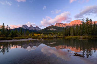 Güneşin doğuşunda Üç Kardeş Alberta