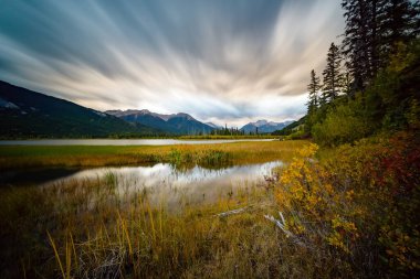 Gün batımında Rundle Dağı
