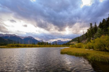 Gün batımında Rundle Dağı