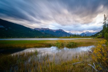 Gün batımında Rundle Dağı
