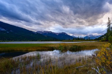 Gün batımında Rundle Dağı