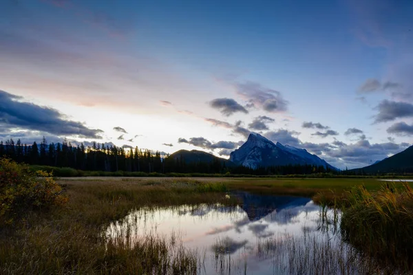 Mount Rundle bij zonsondergang licht — Stockfoto