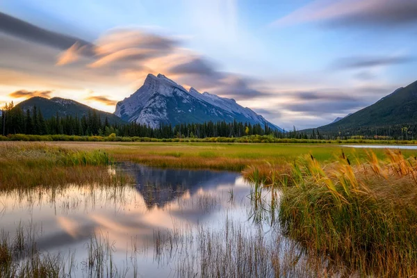 Monte Rundle en la luz del atardecer —  Fotos de Stock