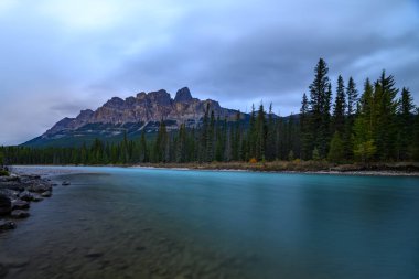Bow Nehri 'ndeki Castle Dağı
