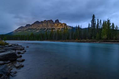 Bow Nehri 'ndeki Castle Dağı
