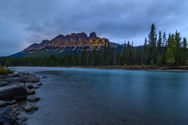 Bow Nehri 'ndeki Castle Dağı