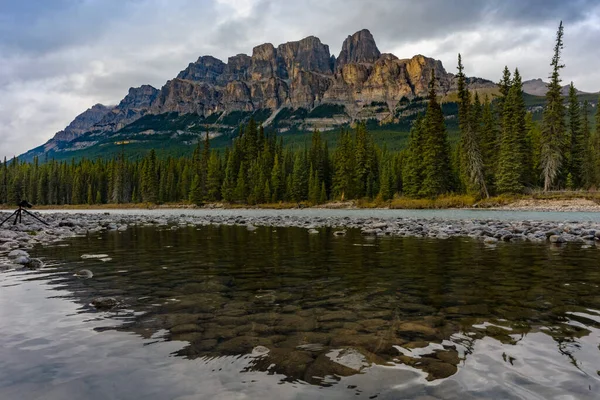 Κάστρο Mountain στο Bow River — Φωτογραφία Αρχείου