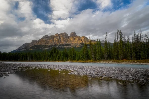 Κάστρο Mountain στο Bow River — Φωτογραφία Αρχείου