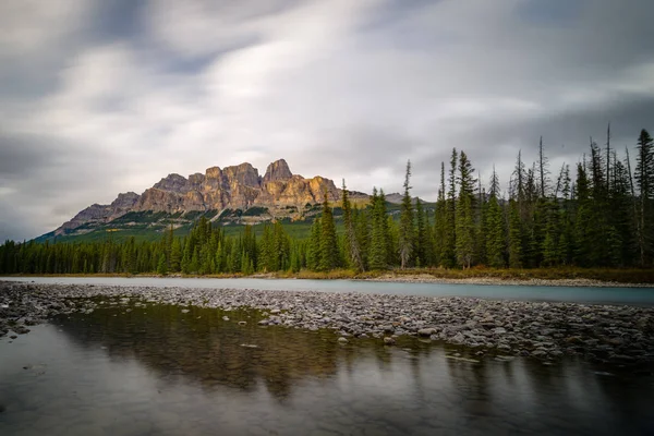 Castle Mountain at Bow river — Stock Photo, Image