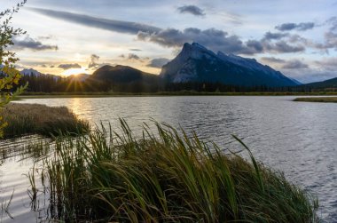 Gün batımında Rundle Dağı