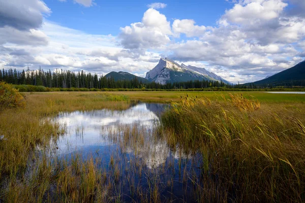 Mount Rundle στο φως του ηλιοβασιλέματος — Φωτογραφία Αρχείου