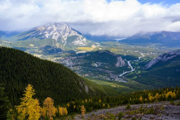 Sülfür Dağı Kıyısı, Alberta Kanada seyahat noktası.