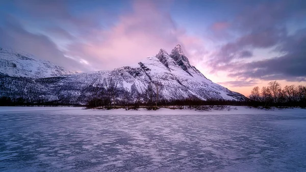 Otertinden mit dem Fluss Signaldalelva in Nordnorwegen — Stockfoto