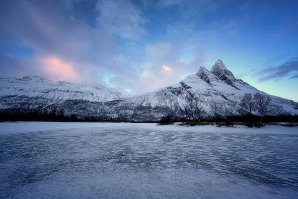 Montagna di Otertinden con fiume Signaldalelva nel nord della Norvegia — Foto Stock