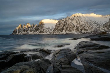 Steinfjord fiyordunda şeytan dişi ve Kuzey Norveç 'te dağ
