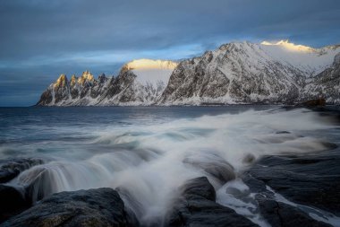 Steinfjord fiyordunda şeytan dişi ve Kuzey Norveç 'te dağ