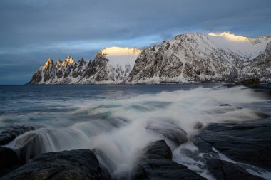 Steinfjord fiyordunda şeytan dişi ve Kuzey Norveç 'te dağ