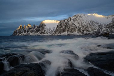 Steinfjord fiyordunda şeytan dişi ve Kuzey Norveç 'te dağ