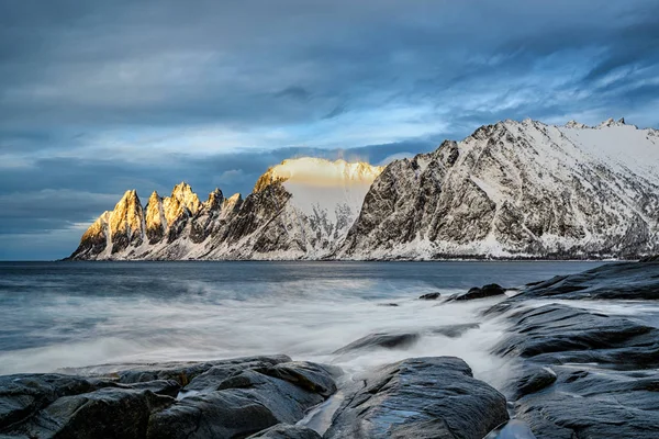 Denti del diavolo nel fiordo di Steinfjord e montagna nel nord della Norvegia — Foto Stock