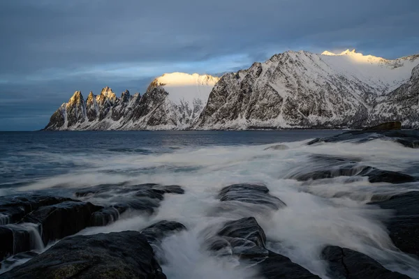 Teufelszähne im Steinfjord und in den Bergen Nordnorwegens — Stockfoto