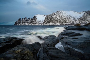Steinfjord fiyordunda şeytan dişi ve Kuzey Norveç 'te dağ