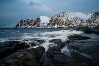 Steinfjord fiyordunda şeytan dişi ve Kuzey Norveç 'te dağ