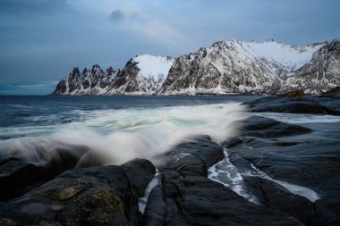 Steinfjord fiyordunda şeytan dişi ve Kuzey Norveç 'te dağ