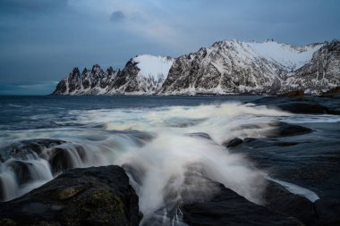 Steinfjord fiyordunda şeytan dişi ve Kuzey Norveç 'te dağ