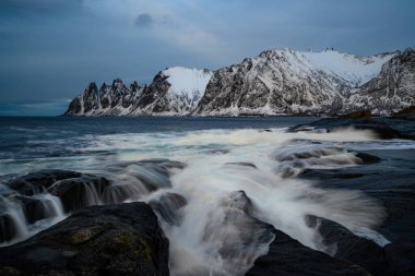 Steinfjord fiyordunda şeytan dişi ve Kuzey Norveç 'te dağ