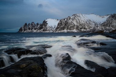 Steinfjord fiyordunda şeytan dişi ve Kuzey Norveç 'te dağ