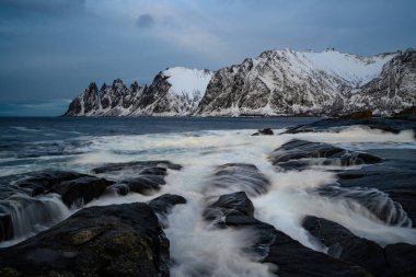Steinfjord fiyordunda şeytan dişi ve Kuzey Norveç 'te dağ