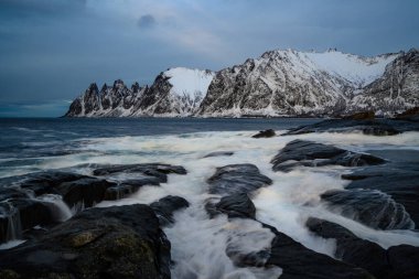 Steinfjord fiyordunda şeytan dişi ve Kuzey Norveç 'te dağ