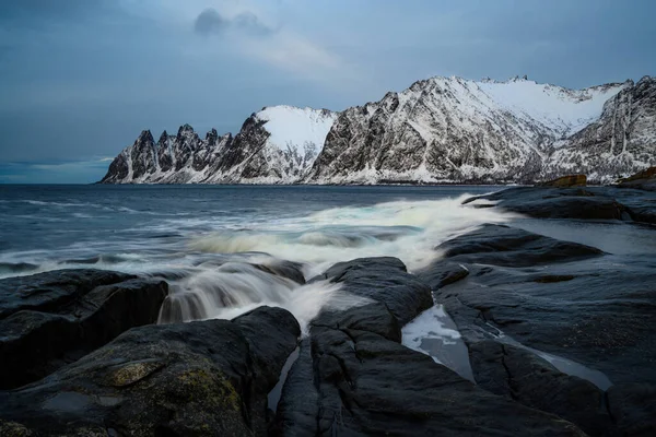 Dents diables dans le fjord Steinfjord et la montagne dans le nord de la Norvège — Photo