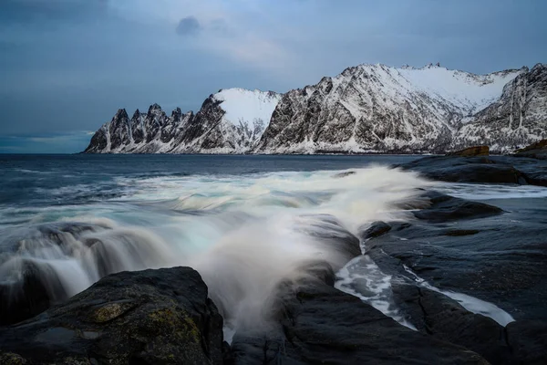 Dents diables dans le fjord Steinfjord et la montagne dans le nord de la Norvège — Photo