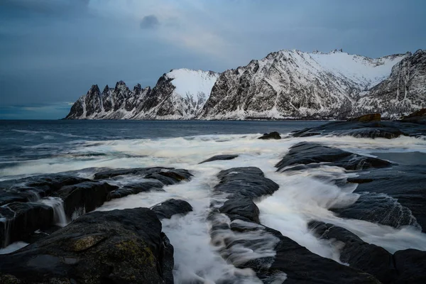 Denti del diavolo nel fiordo di Steinfjord e montagna nel nord della Norvegia — Foto Stock