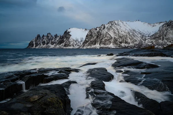 Denti del diavolo nel fiordo di Steinfjord e montagna nel nord della Norvegia — Foto Stock